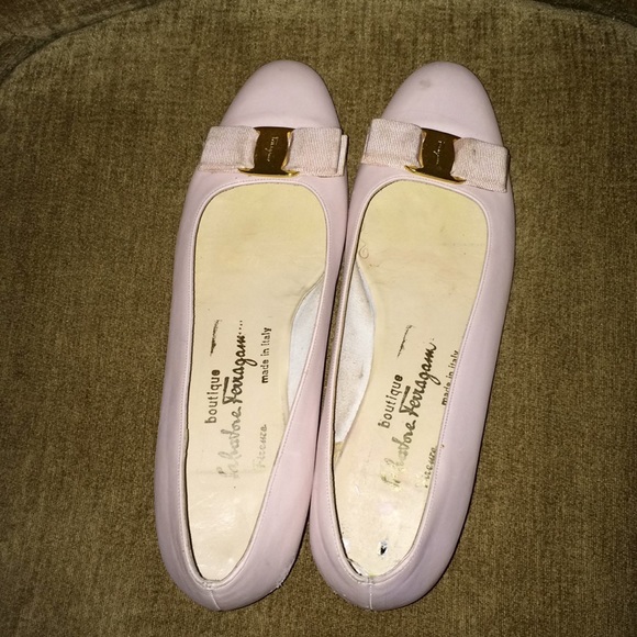 Ballerina styled bow shoes by Ferragamo - Picture 3 of 7